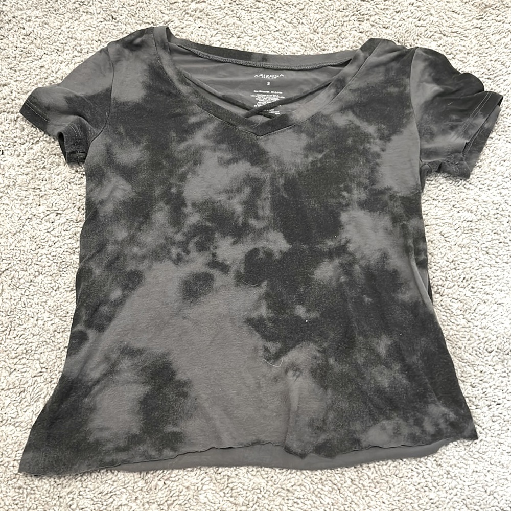 Arizona cropped shirt with a grey tie dye design